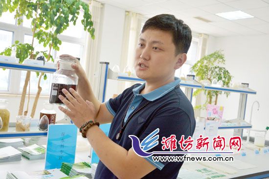 王曉凱正在介紹“旱地寶”的優(yōu)勢。